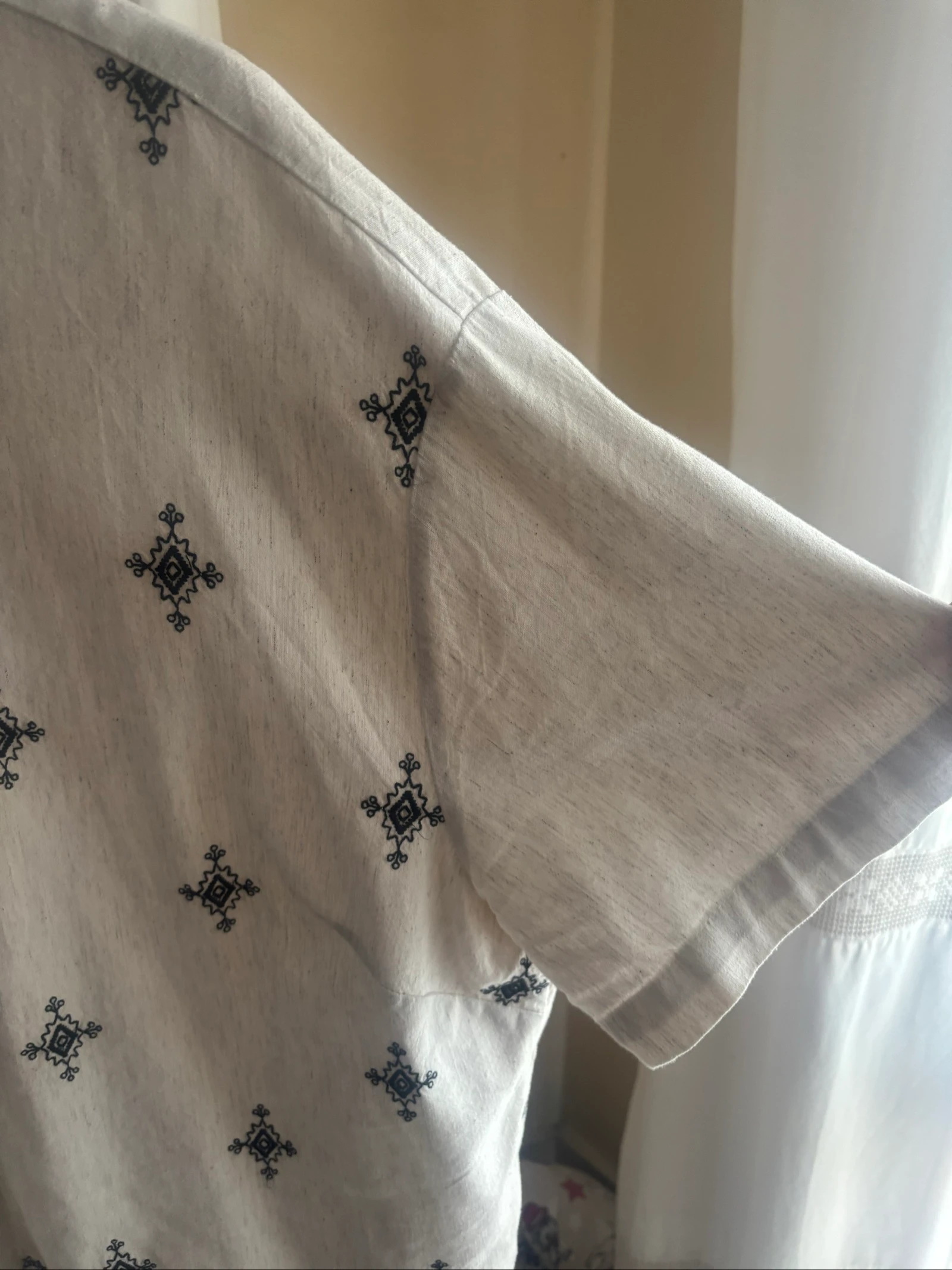 Camisa beige con decorados negros  – photo 5